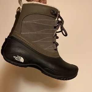 Womens The north Face winter boots size 6
